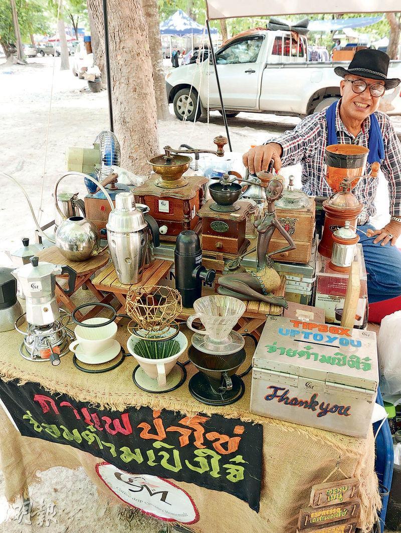 咖啡任定價——熱愛聊天的Nong Hor市集咖啡檔主，隨意冲咖啡給客人品嘗，自由定價。（何穎攝）