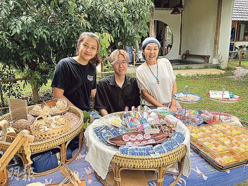 泰日家庭媽媽Kung（右一）這天帶着仔女到Bamboo Family Market開檔，賣懷舊玩具和復古化妝品。（何穎攝）