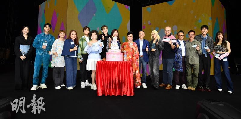 薛家燕於音樂會尾聲登場，與一眾電台高層及演出歌手主持切蛋糕儀式。（大會提供）