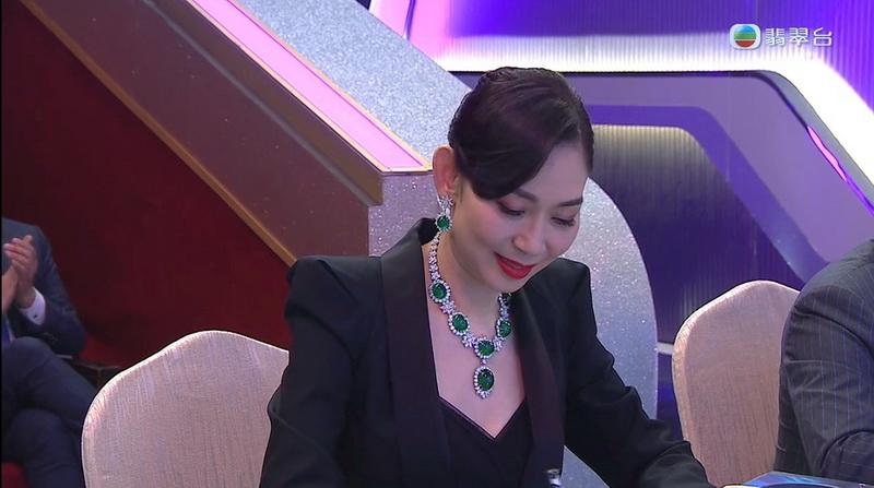 鄺美雲一身巨型綠寶石鑽飾非常搶眼。（TVB網上視頻截圖）