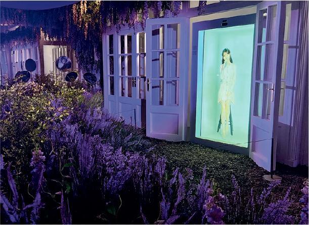 IU展覽的其中一個主題花園，甫踏入香氣撲鼻，放滿紫色丁香花；還有以全影投射播放IU的演唱片段。（作者提供）