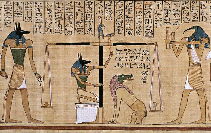 圖片出自古埃及重要文獻《死亡之書》（Book of the Dead ），是以莎草紙製成的陪葬品。古埃及人相信死後會經過審判，圖中描繪了審判過程，長着狗頭的阿努比斯把死者心臟放在天秤上稱量。（網上圖片）