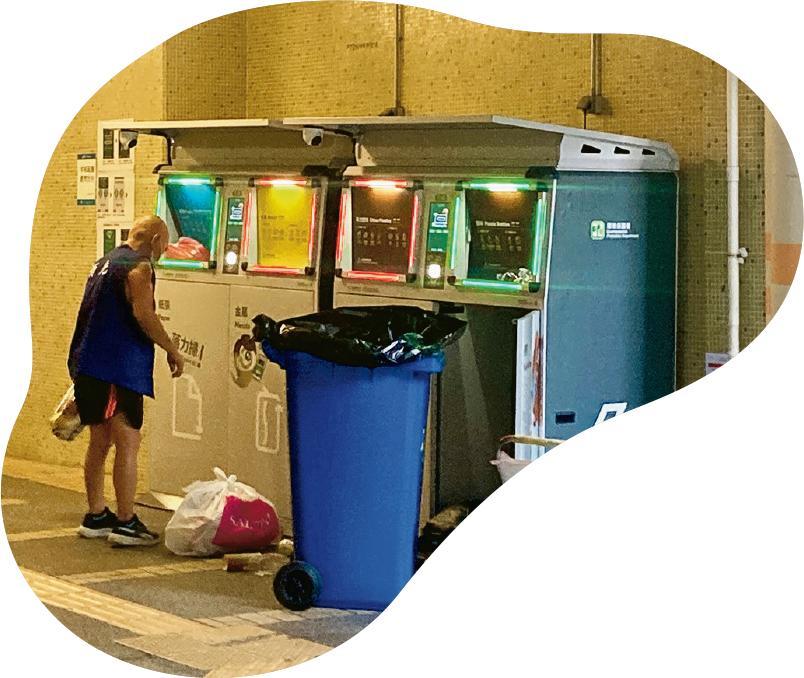 慈康邨的清潔工，在下午6時收集智能回收箱滿載的回收物。（梁景鴻提供）