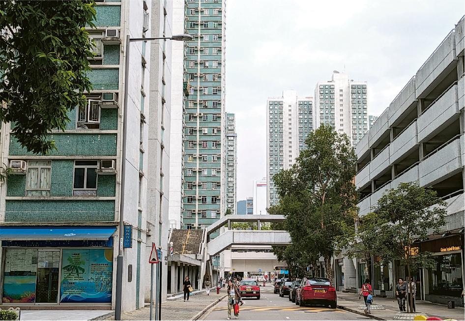 1980年代入伙的第一城，承載着昔日香港中產的安居夢，擁有自家街道和商場，Nancy口中的「巡舖」習慣亦是在這裏孕育出的生活形態。（黃宇軒提供）