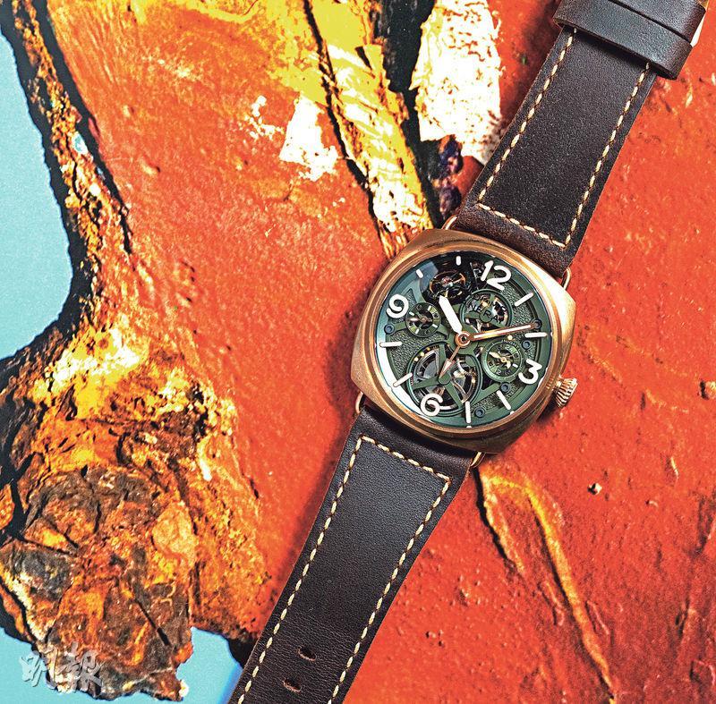 復古青銅——PAM1284 Radiomir Tourbillon Bronzo腕表是品牌首次在45毫米青銅表殼中裝置陀飛輪機芯，並用上創新ALD沉積氧化鋁工藝塑造軍綠色表橋，整體感覺復古。$1,283,200（黃志東攝）