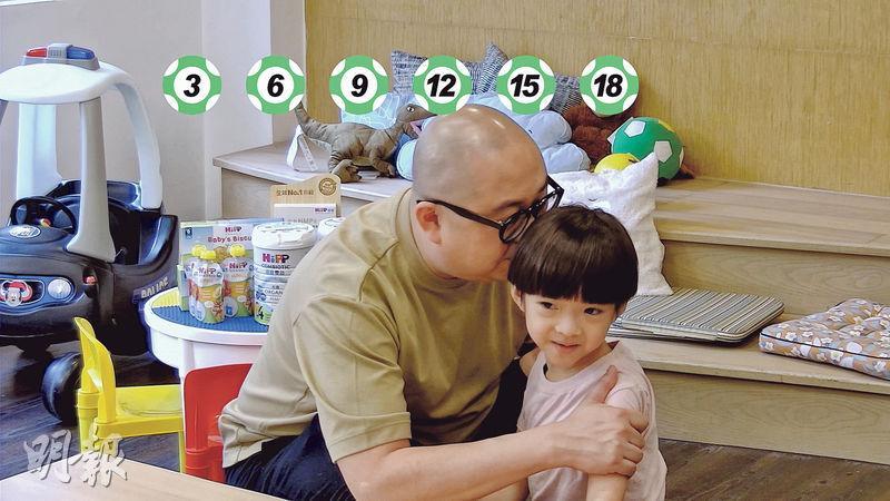 林盛斌（左）花盡心思教兒子「3的乘數表」，不停在他耳邊發功。