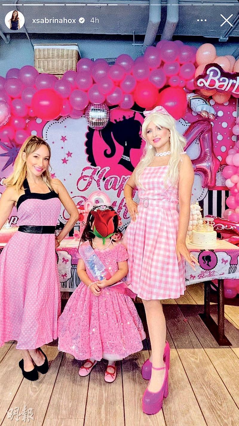 何超盈上載女兒（中）跟「Barbie」合照，以emoji遮蓋囡囡樣貌免曝光。（網上圖片）