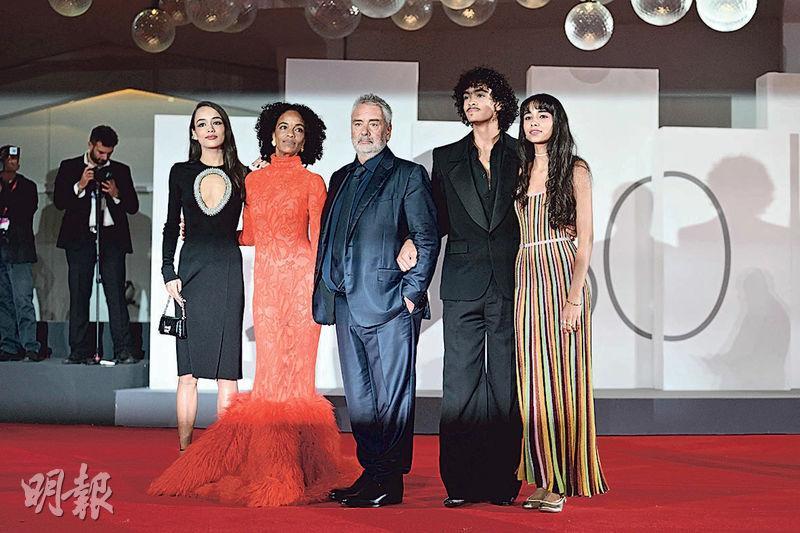 洛比桑（中）帶同太太維珍妮（左二）及3名子女出席新片《Dogman》在威尼斯舉行的世界首映。（法新社）