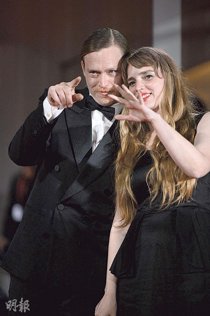 正在蘇格蘭拍攝新片的《Dogman》男主角卡立蘭治鍾斯（左）抽空與女友Katya Zvereva（右）踏上威尼斯的紅地氈。（法新社）