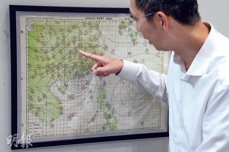 天文台歷史室內，收錄一張1962年颱風溫黛襲港時的天氣圖，蔡振榮說溫黛曾造成大量人無家可歸。（朱安妮攝）