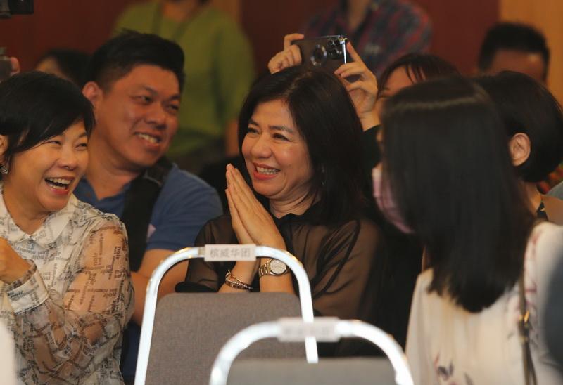 鍾楚紅特別飛到吉隆坡支持蔡瀾的慈善書法展，但為了不搶主人家風頭，低調婉拒媒體訪問。（光明日報圖片）