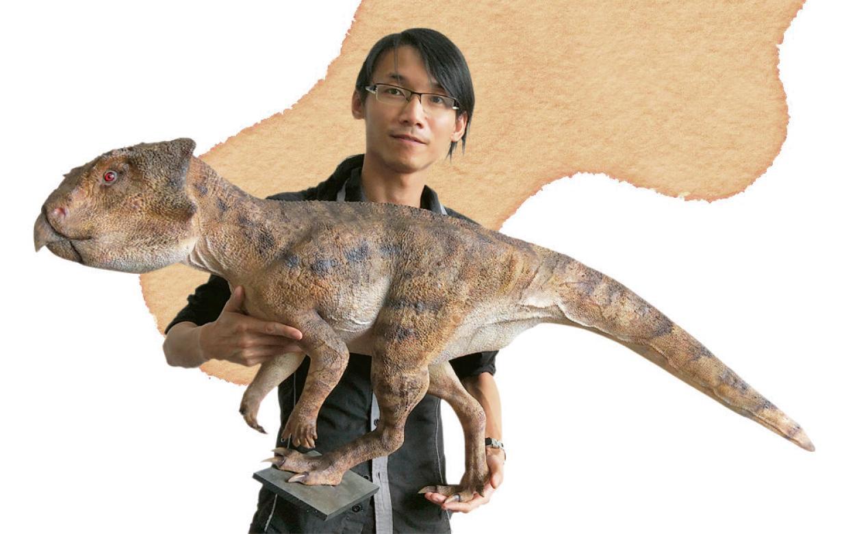張宗達手抱的是存活於侏羅紀晚期的隱龍模型（圖），屬於小型的二足草食性恐龍。（受訪者提供）