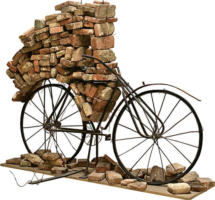 Diamat(2020-2022)--現實比例的單車巨輪，象徵歷史循環往復的規律。而堆滿磚塊，又抽走操控把手的詮釋，則暗示了一種滯停的時間觀。（Villepin畫廊提供）