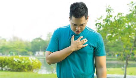 胸口悶--血瘀型高血壓的病人，有時會感到胸口悶，可能需要服用涼血清瘀的藥方。（設計圖片，模特兒與本文提及個案無關，Peerayot@iStockphoto）