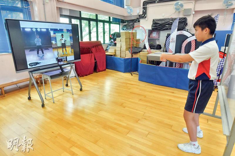 AI練詠春：炮米其中一個跨學科學習以詠春為主題，並糅合創新及科技基金資助、香港樹仁大學研發的「虛擬詠春學習系統」，讓AI幫助學生隨時隨地練習套路。（劉焌陶攝）