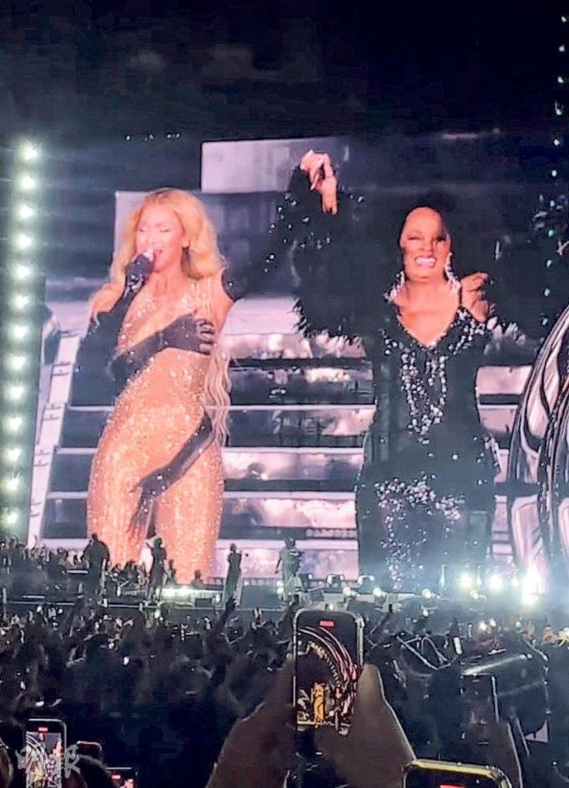 有現場歌迷拍下樂壇天后Diana Ross（右）上台為壽星女Beyonce（左）慶生的片段。