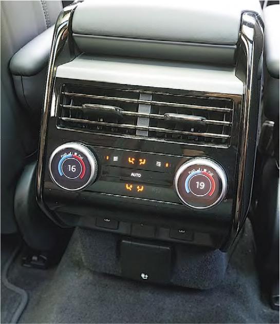專屬空調--作為一部豪華SUV，理所當然地為後排乘客提供專屬的空調設定。（莊達民攝）