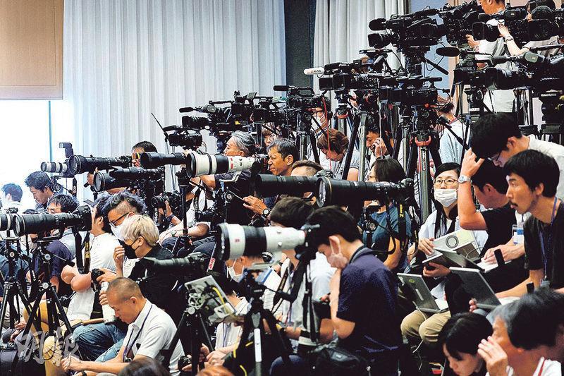 尊尼事務所昨日的記者會長達4小時，有指是日本藝能界最長的記者會，日本五大電視台調動節目，安排直播。（路透社）