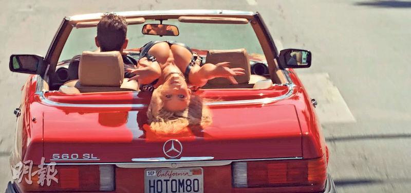 薛妮史維尼憑《毒癮女孩》成名，獲邀在滾石樂隊的新歌MV演出。