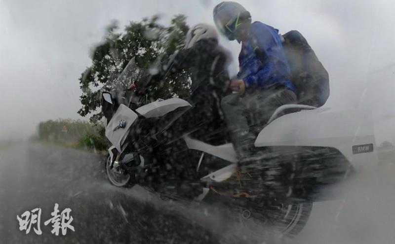 袁偉豪、張振朗在約2700公里的旅程中多次遇上滂沱大雨。（大會提供）