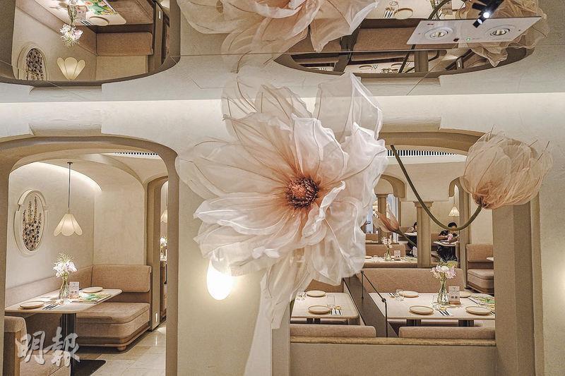 浪漫花海--餐廳以米白色和淡粉紅作主調，還有不少以洋紫荊和玉蘭花為題的藝術裝置。（馮凱鍵攝）