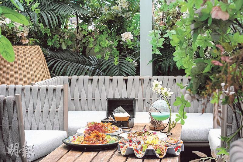 度假心情--Getaway戶外區設計成小花園，配合各款東南亞美食，旨在讓客人於鬧市中找到度假的心情。（賴俊傑攝）