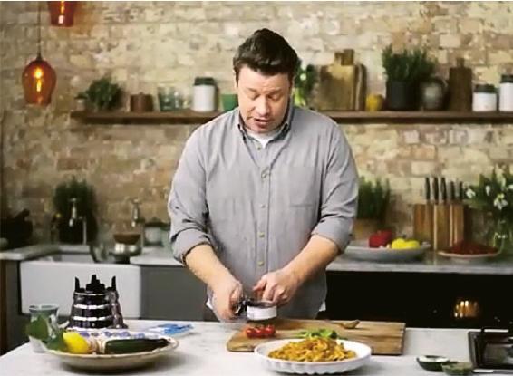 Jamie Oliver專家示範，落一罐吞拿魚是煮意粉的關鍵。（節目截圖）