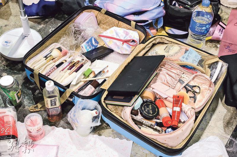 裝滿工具--Haru的行李箱內幾乎裝滿了化妝用品及工具，她指，因為每個角色的妝容都不一樣，尤其是顏色變化多樣，所以眼影都會配備多幾盒。（廖偉鏗攝）
