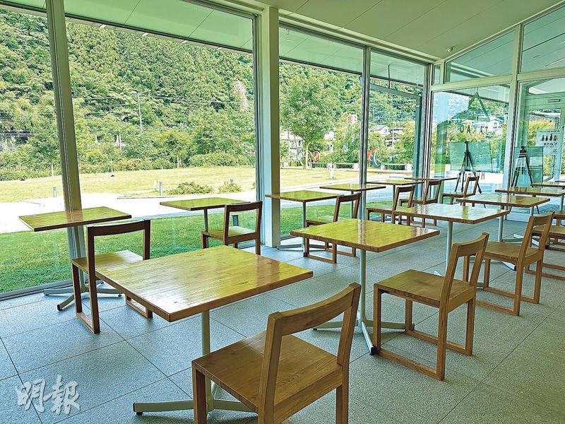 TAKAO 599 MUSEUM附設咖啡店，遊客可以坐下來，透過大玻璃，靜靜感受大自然力量。（胡慧敏攝）