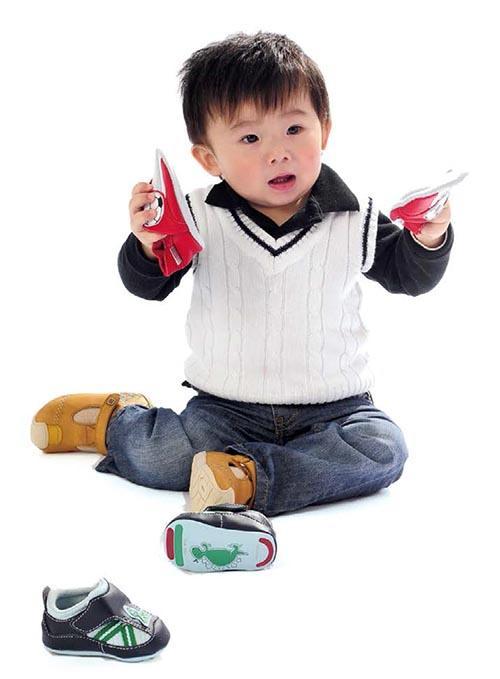 家長為1至 2歲的孩子買鞋時，應選擇較柔軟和有彈性的鞋子，以免妨礙他們腳部的活動。（資料圖片）