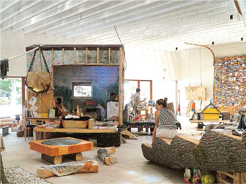 精選地區展館．北歐︰人在野--今屆有不少展館探索人類如何在大自然中取材與求存，如立陶宛的Children's Forest Pavilion便以森林木材製作玩具；而北歐館便以當地的Sámi土著建築為題，將代表建築師Joar Nango過去廿年的研究成果，製成Girjegumpi圖書館（圖），既有書籍亦有能讓觀者親身體驗的建築空間，讓知識與體驗呼應。（Dawn Hung攝）