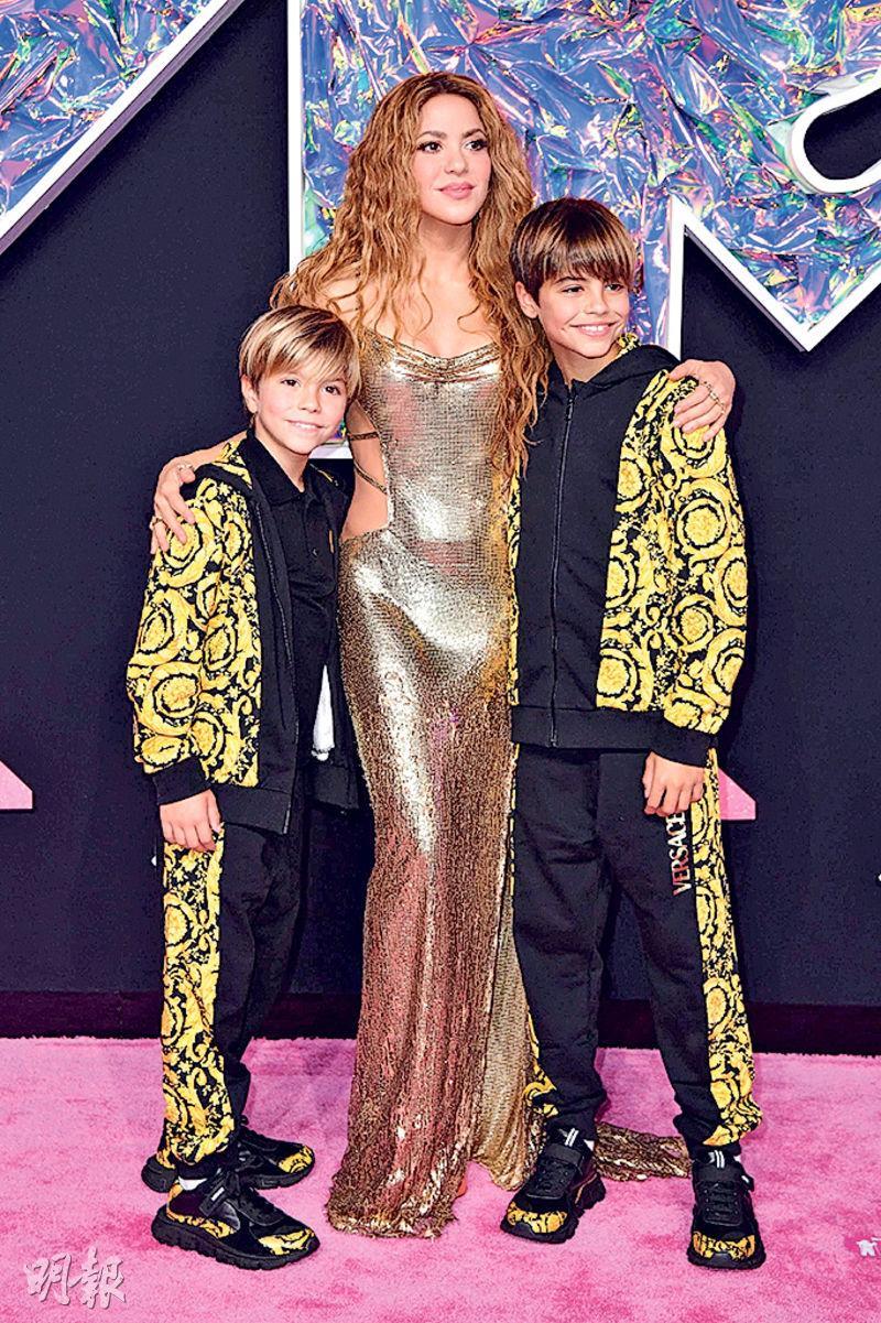拉丁天后Shakira帶同與巴塞隆拿前球員碧基所生的兩名兒子出席頒獎禮。（法新社）