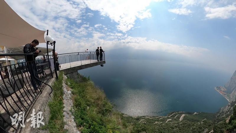 袁偉豪、張振朗在意大利最高的露台上欣賞加爾達湖景色。（大會提供）