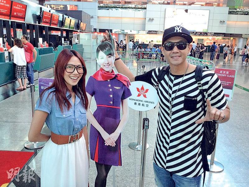 大牙（左）2012年跟已婚老闆陳建州（右）及團隊到香港工作，兩人於機場合照。（資料圖片）