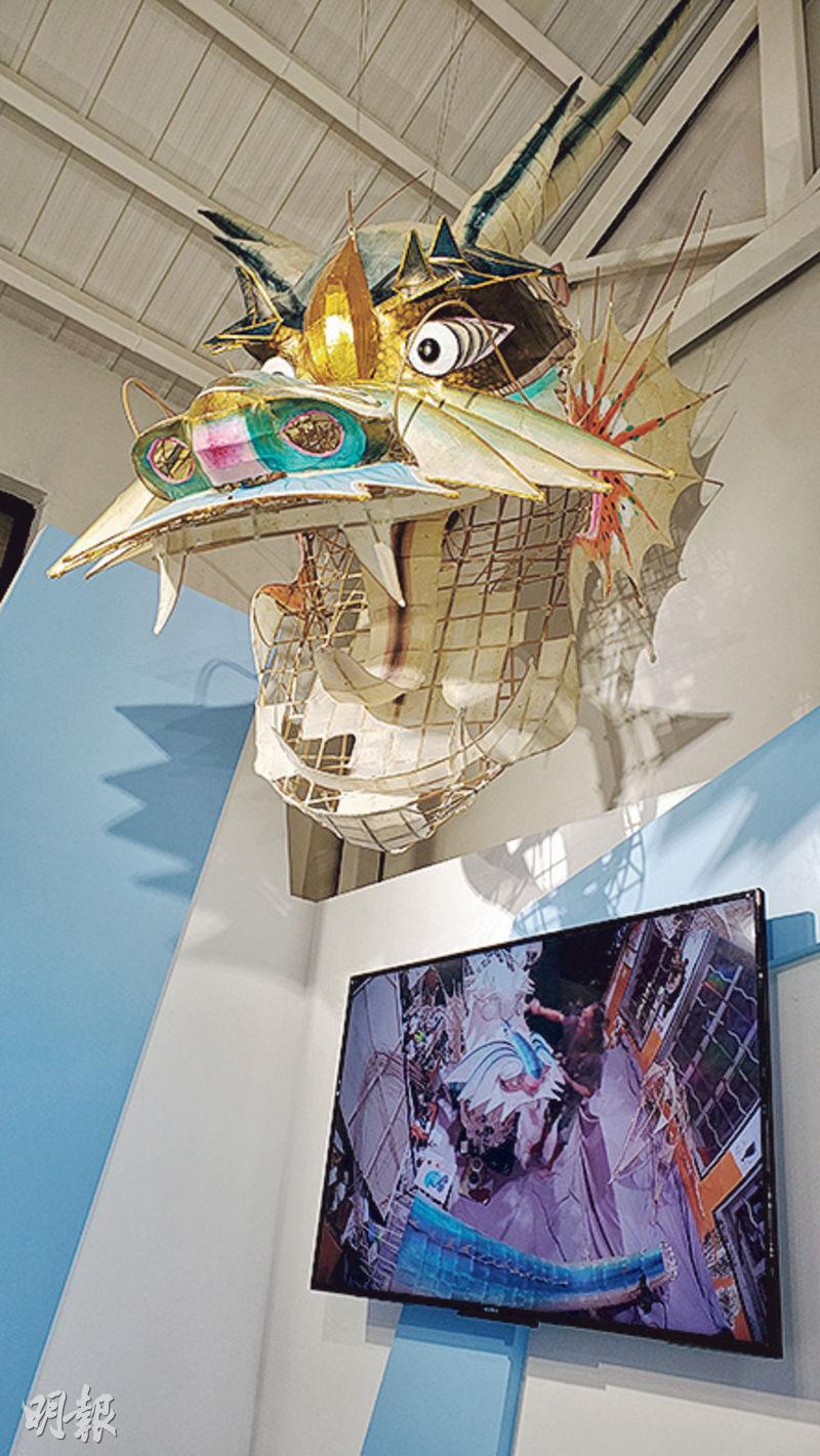 《飛天麒麟》--啞鈴資訊中心為遊客提供旅遊資訊，並展出紮作藝術家杜煥的作品《飛天麒麟》和播放相關製作片段。（陳真紀攝）