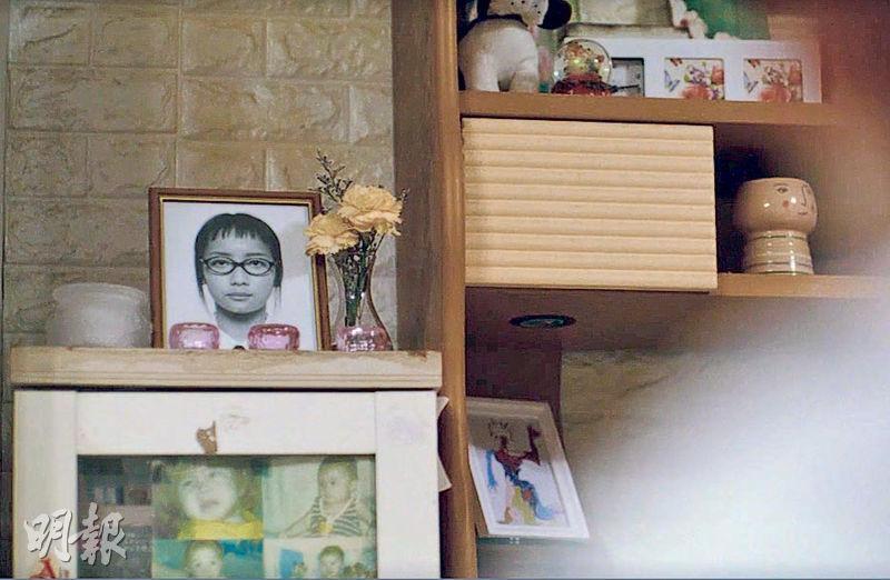 邱彥筒飾演的楊悅盈被偽裝成車禍身亡，家中放有遺照。（電視截圖）