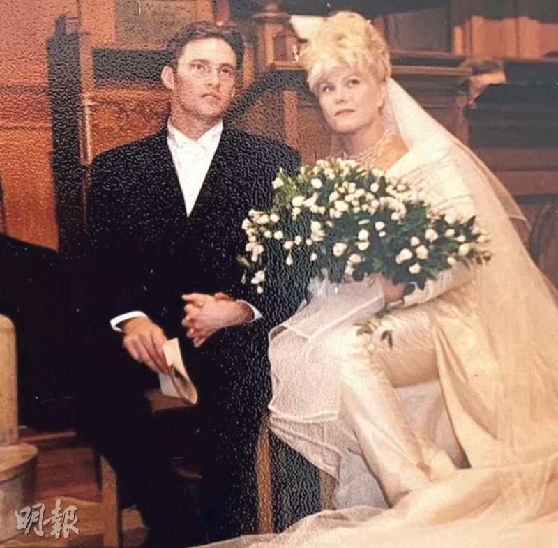 曉治積曼（左）與Deborra（右）拍拖未夠一年即結婚，他曾形容「這是我人生最快樂的時刻」。