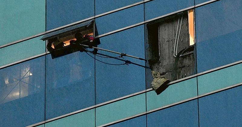 超強颱風「蘇拉」襲港，油麻地有酒店玻璃幕牆破裂。（資料圖片）
