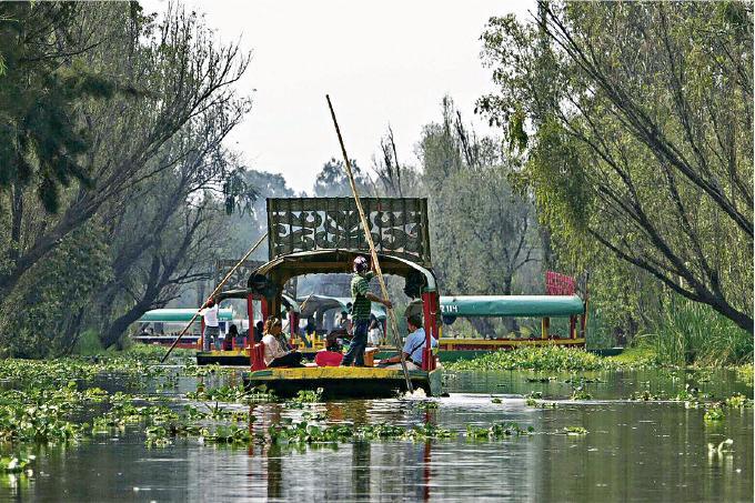墨西哥城南部的索奇米爾科，仍保留着阿茲特克人建造的運河系統。（洪慧冰攝）