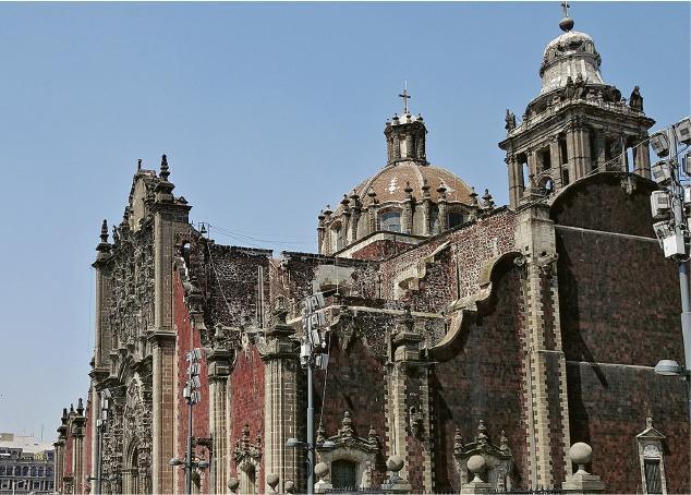 市中心不少殖民建築出現明顯傾斜，例如始建於16世紀的墨西哥城主教座堂。（Pastor Gerardo González攝）
