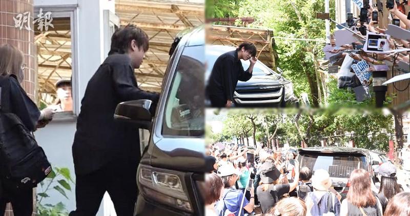 姜濤離開電台時跟守候粉絲鞠躬，他的座駕離開時，大批粉絲衝上前影相。（鍾偉茵攝）