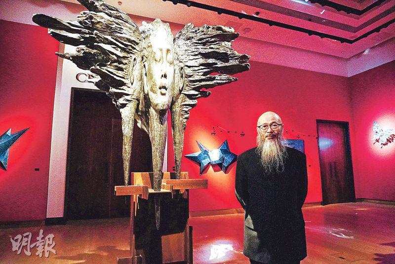 《鈦坦I》--珠寶藝術家陳世英早前在倫敦佳士得，舉行個人在歐洲最大型的展覽，會場中央，放有他近年創作的大型鈦金屬雕塑《鈦坦I》（圖）。（張淑媚攝）