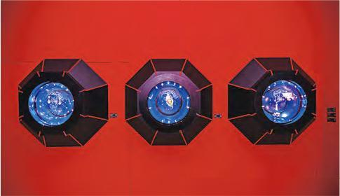 「太空艙」展示--以太空艙為意念而打造的展覽箱，放有6個陳世英過去50年創作生涯的重要突破，如《真空妙有》、「世英切割」等。（受訪者提供）