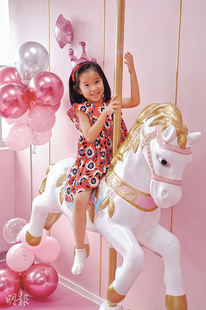 夢幻木馬：（圖、圖3）Baby Pink主題生日派對房以一片粉紅色吸引各位小公主，更有夢幻的木馬裝置給小壽星打卡。（黃志東攝）