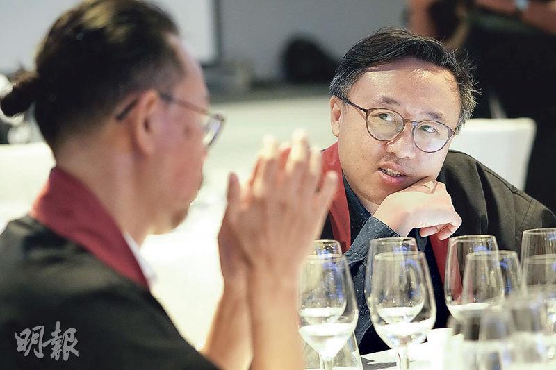 評審討論--評審之一的香港葡萄酒教育中心日本酒學講師李醒良說，不同評審對同一支酒的評分可能很兩極，但通過同組多個評審討論，最終都可得出一致意見。（黃志東攝）