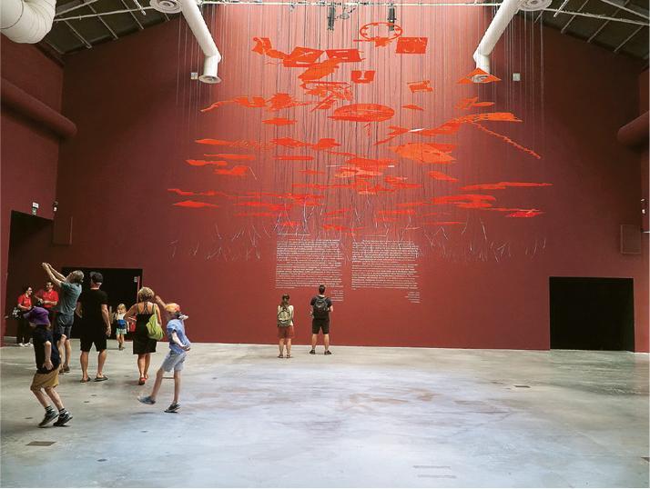 展品目錄--總策展人Lesley Lokko主理的Loom，將Giardini展區展品的輪廓化為布料裝置作品，是該展館的摘要縮影。（Dawn Hung攝）
