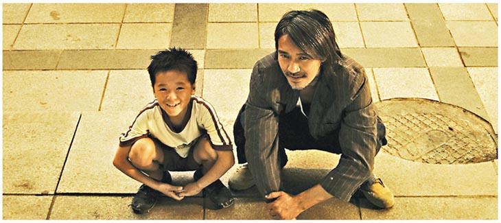 徐嬌（左）在《長江7號》反串演周星馳（右）兒子，令人印象深刻。