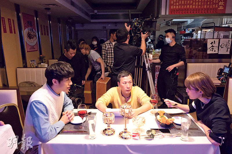 身兼導演、監製的葉鎮輝（中）拍攝《Food Buddies》時跟演員交流。