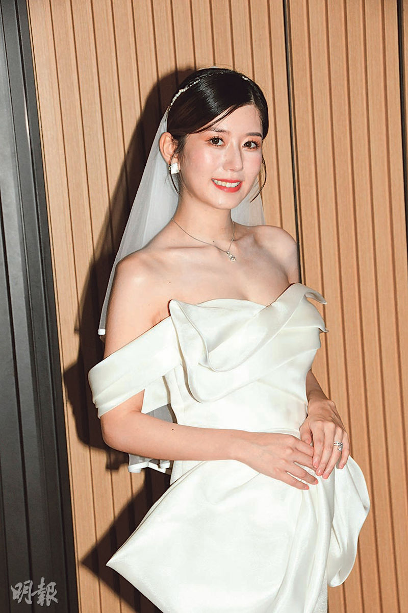 新娘陳嘉慧穿上性感婚紗接受傳媒訪問，丈夫Calvin因怕醜未有露面。（攝影/記者：林祖傑）