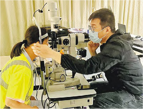 視光檢查--視光師為清潔工友做綜合眼科視光檢查，以及舉辦眼睛健康講座。（作者提供）